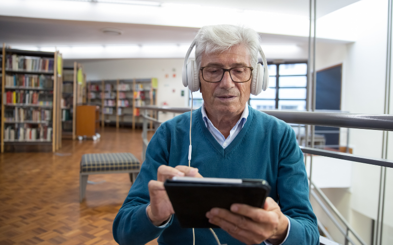 How Daily Exposure to Blue Light is Accelerating Aging and What We Can Do About It
